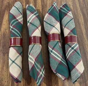Set of 4 Red Green Plaid Cloth Napkins w/ Red Metal Napkin Rings Holidays